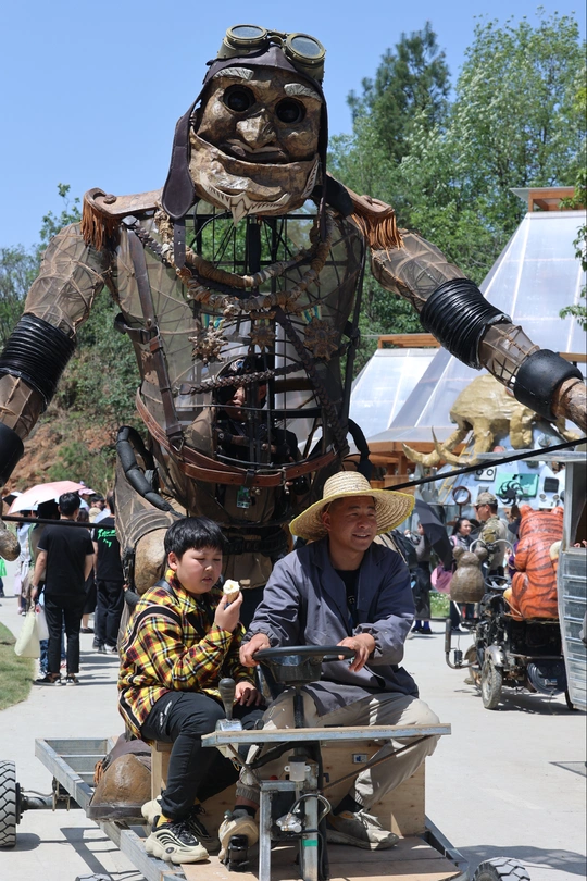 一些穿着服装的男子坐在一座雕像旁边
