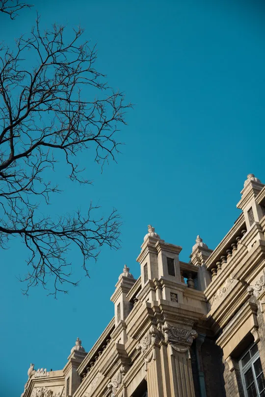 高楼顶端带钟表的建筑物与蓝天