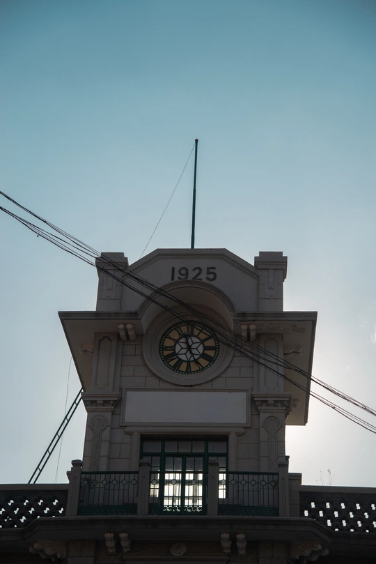 一个大楼 顶部有钟