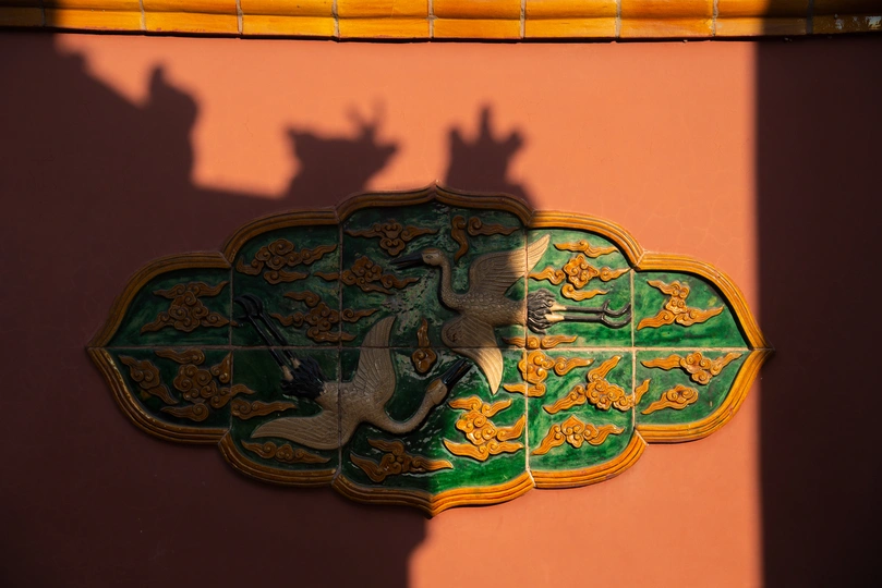 粉墙上的一个标志的阴影