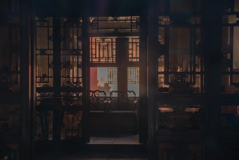 一个黑暗的房间 有一扇通往另一个房间的门