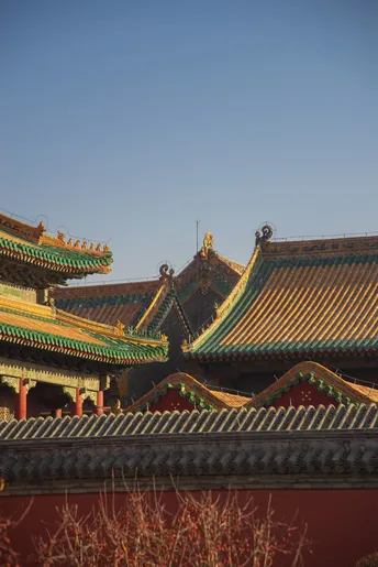 紫禁城的一座寺庙的红墙和屋顶