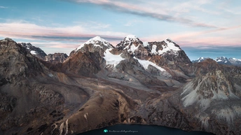 日落时山脉的 aerial view