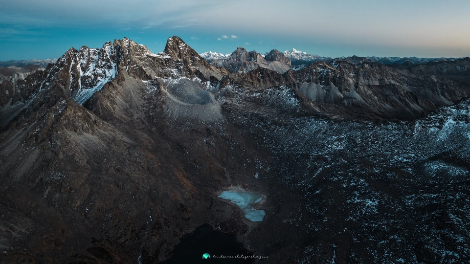 月亮照亮了山脉