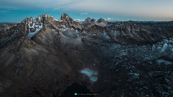 月亮照亮了山脉