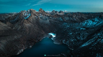 满月照亮了山和蓝色的水。