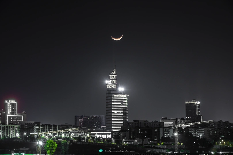 夜晚的城市 背景中有月亮和建筑