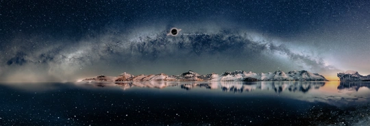 夜晚城市在水中的倒影 天空中繁星闪烁