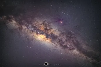 星系中心的孔洞