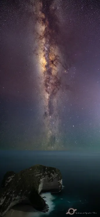 夜晚海洋的长曝光照片 天空中星星闪烁