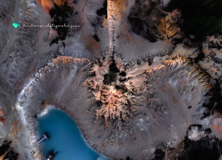 这张从卫星拍摄的照片显示 这座城市位于一片水域之中。