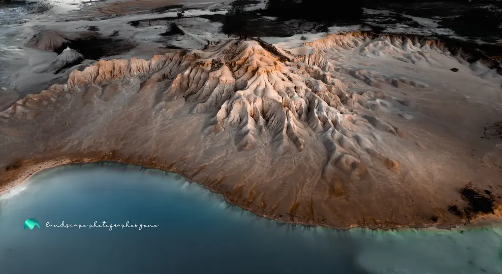 背景有山水的照片