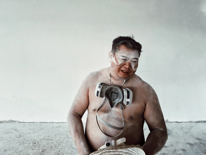 戴防毒面具的男子