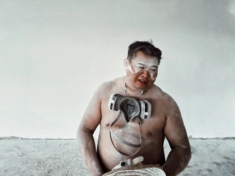 戴防毒面具的男子