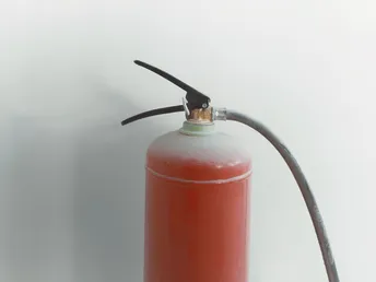 一个红色的气罐 背景为白色