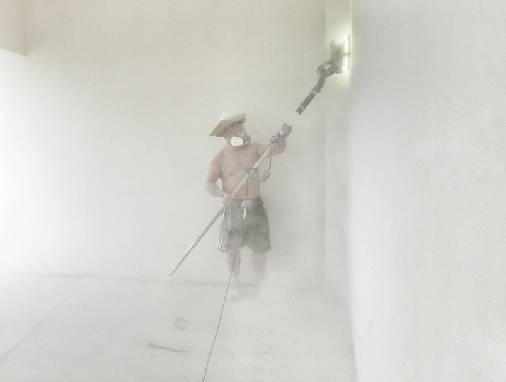 一个房间 墙壁和地板都是白色的