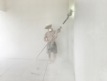 一个房间 墙壁和地板都是白色的