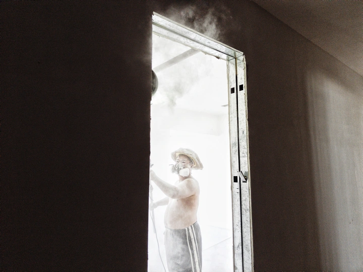 一个人站在一个房间 透过窗户向外看