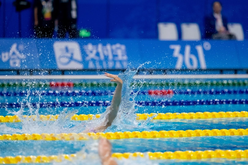 一个人在游泳池里 水里有一个游泳者