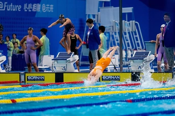 一个人跳进游泳池里