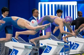 游泳运动员跳入游泳池