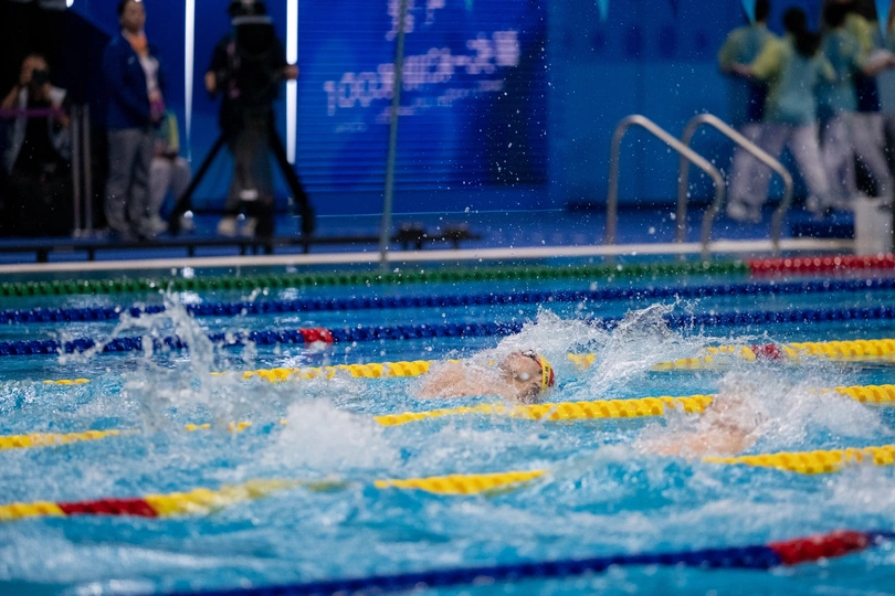 游泳池中游泳的人的近景