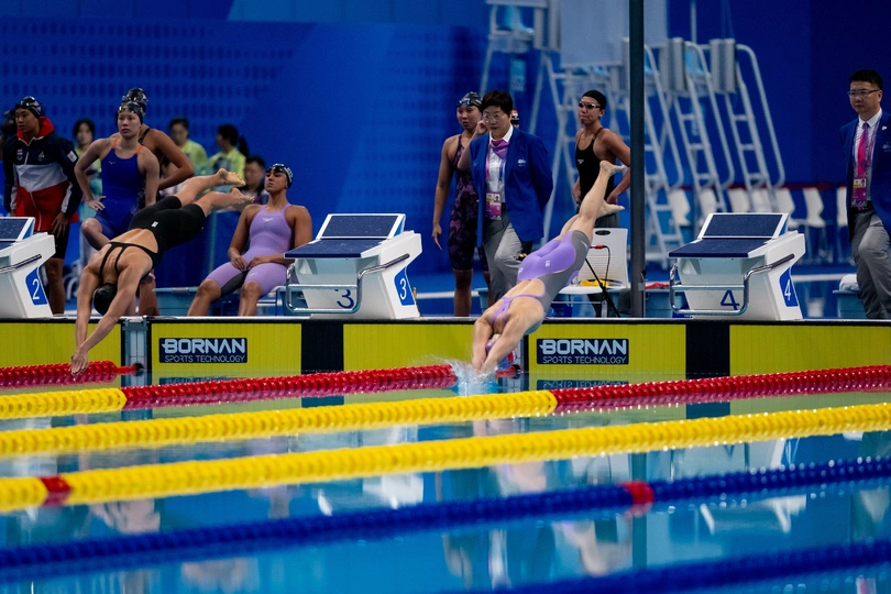 人们看着一个女人跳入泳池