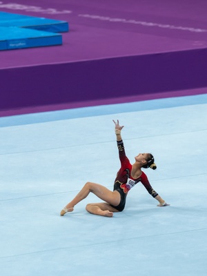 在体操比赛中 人正在地板上表演。