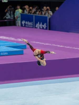 在体操比赛中 一个人在杆上表演。
