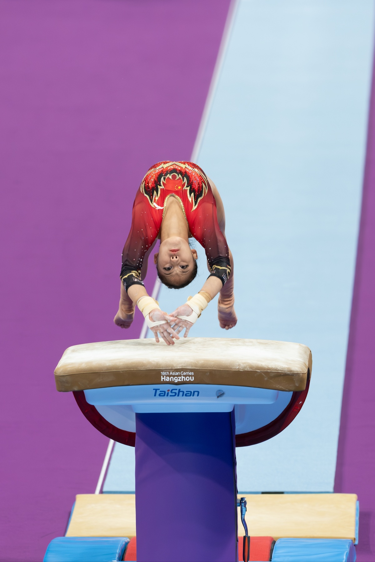 女子个人全能决赛中 奥林匹克运动员在吊环上表演。