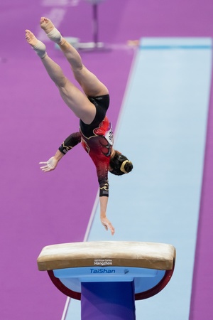 运动员在女子个人全能决赛中在 beam 上表演