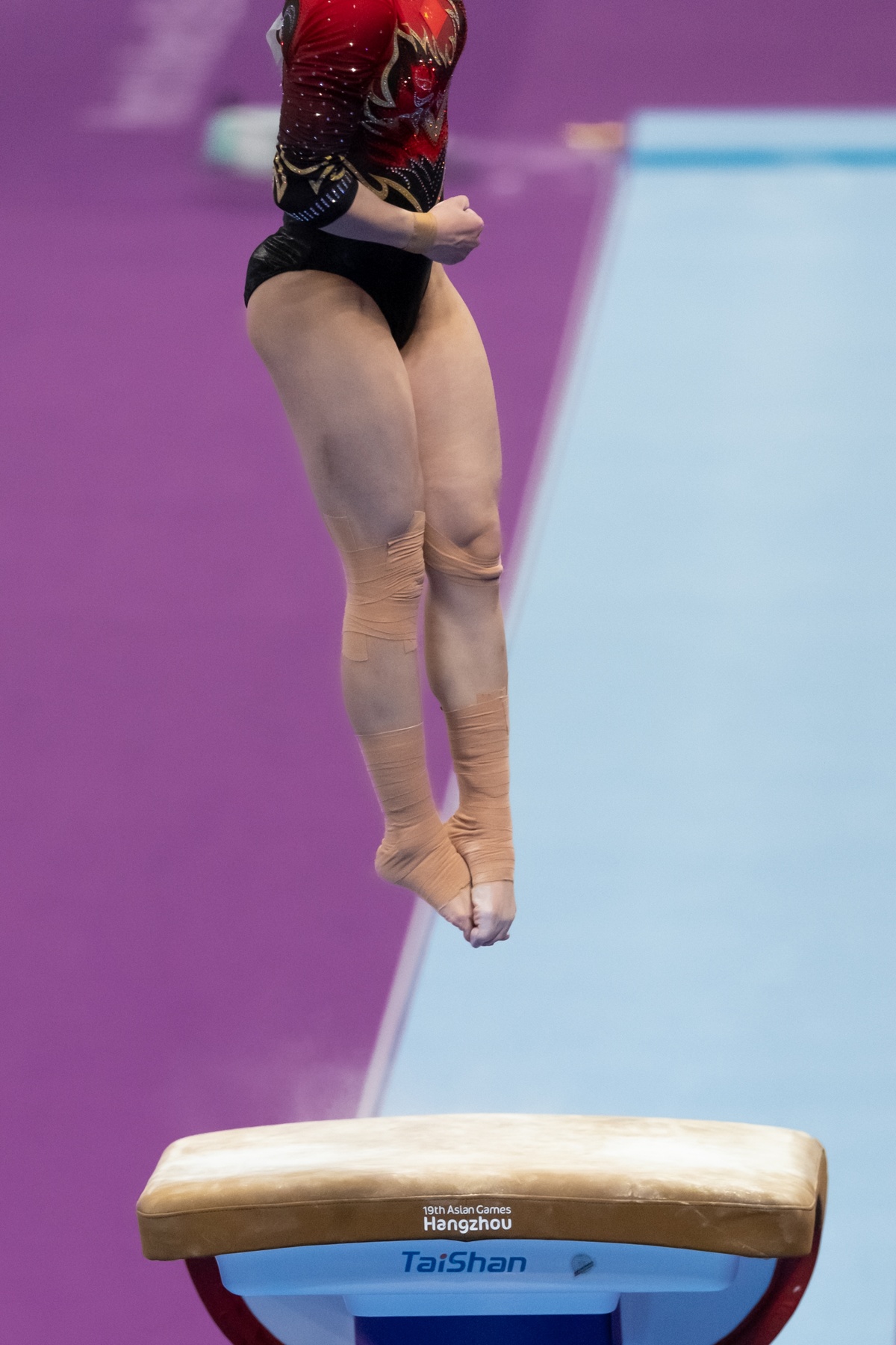 一位女运动员在比赛中进行 beam 表演