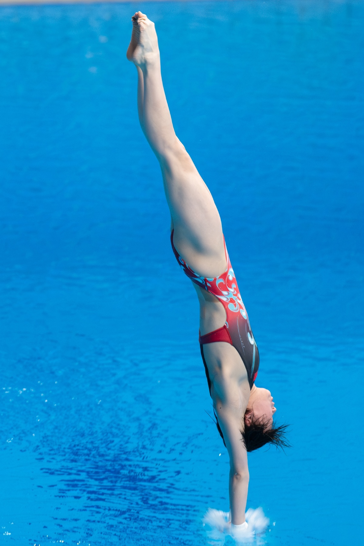 一名女孩正在游泳池中参加跳水比赛