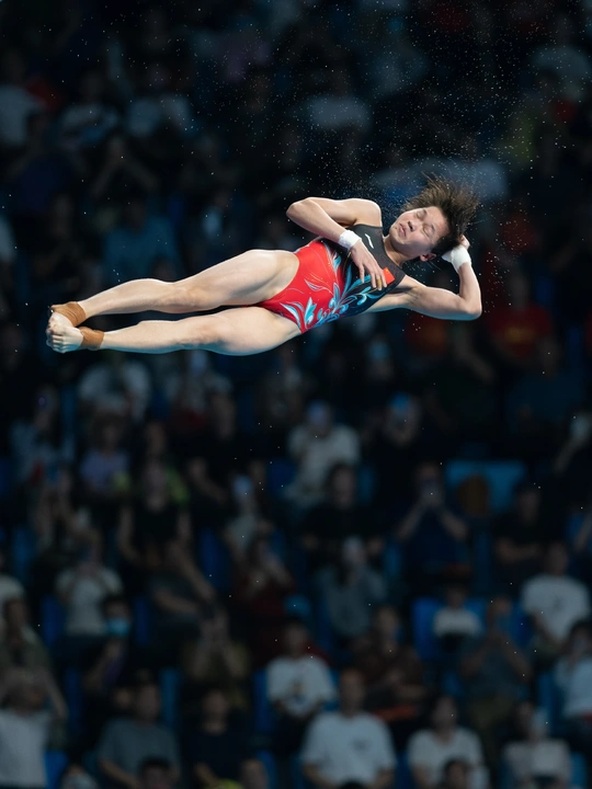 一位女运动员在比赛中进行 beam 表演