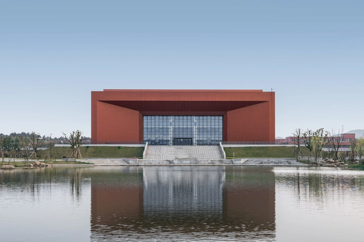 砖饰面学校建筑