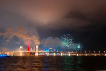 夜晚的城市 背景是一座桥 天空中放着烟花