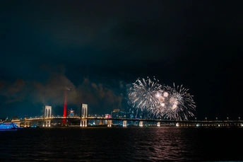 夜晚的城市 背景是一座桥 天空中放着烟花