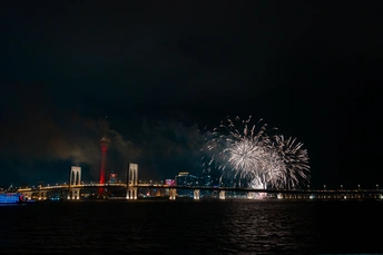 天空中放着烟火的夜晚的城市