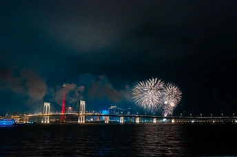 夜晚的城市 背景是一座桥 天空中放着烟花