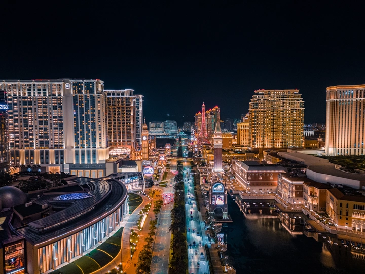 夜晚的城市景观 霓虹灯照亮了街道