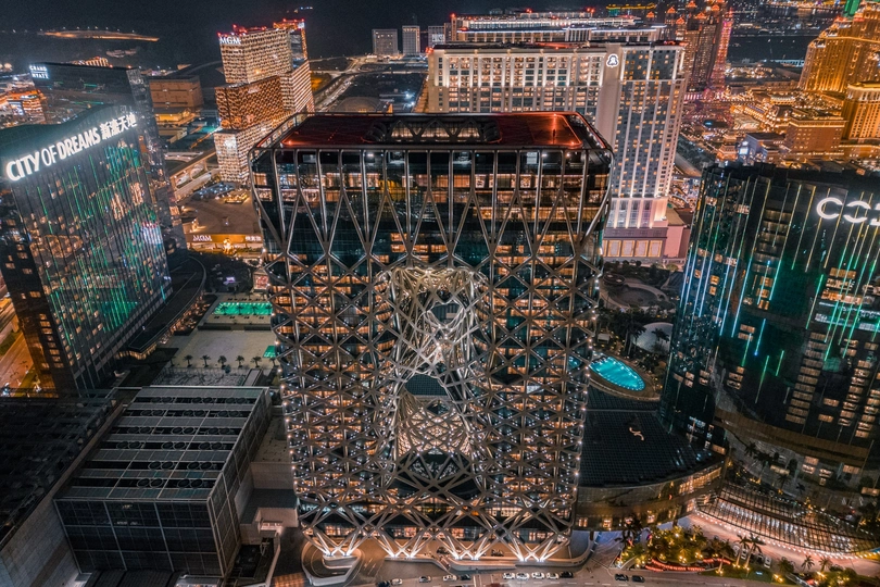 从塔楼俯瞰夜景的城市