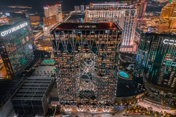 从塔楼俯瞰夜景的城市