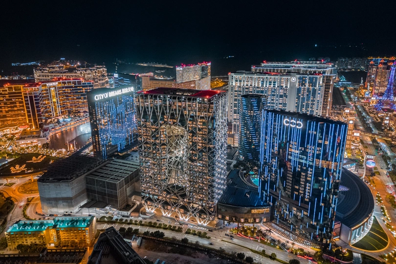 夜晚拍摄的一张大型城市照片 摩天大楼被照亮。