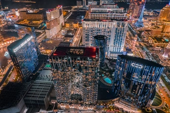 从高楼的顶部拍摄的夜晚照片