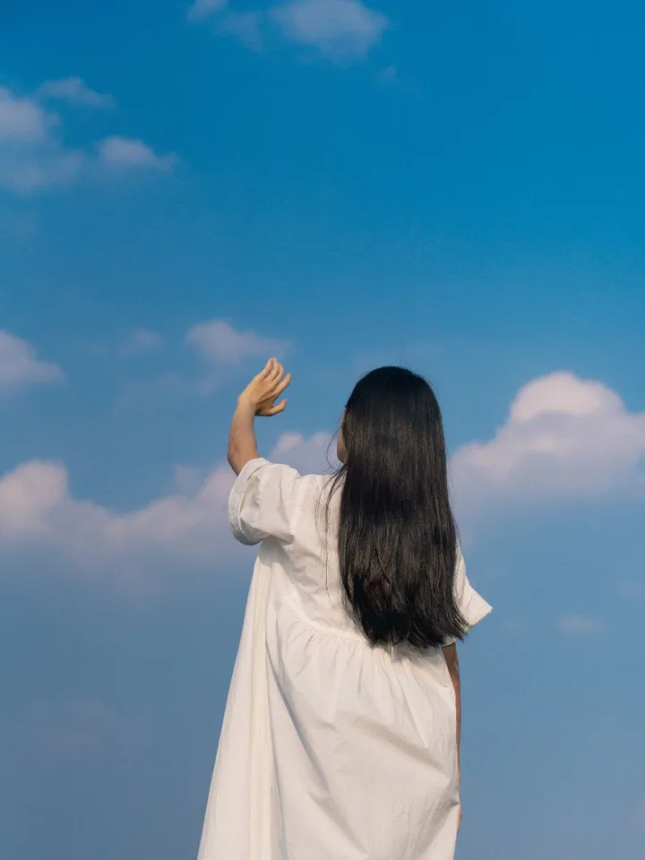 跟着风自由舞动的少女