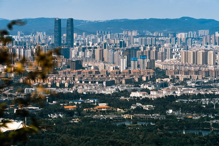 西山龙门俯瞰春城