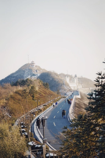 上坡路 有行人