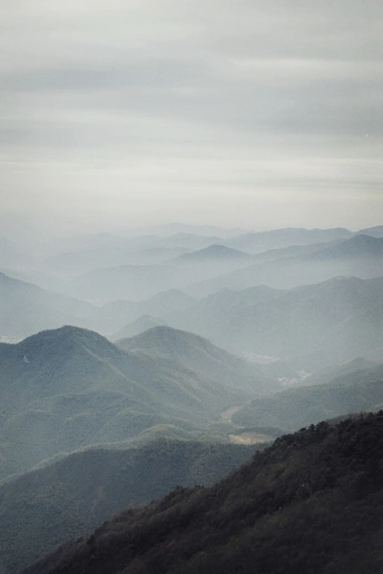 远处的山丘和山脉