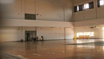 一个空荡荡的大厅 地板上有篮球场。