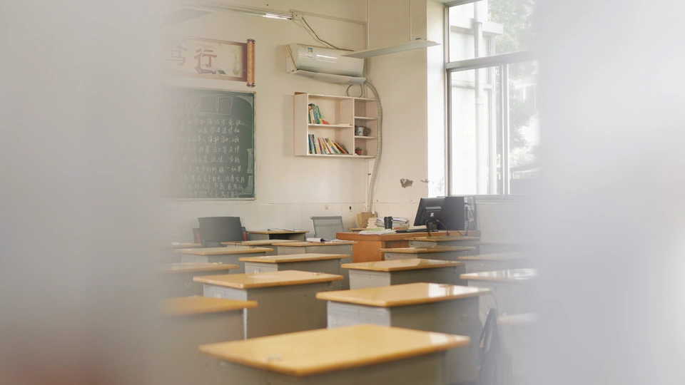 空教室 有许多木制桌椅和黑板